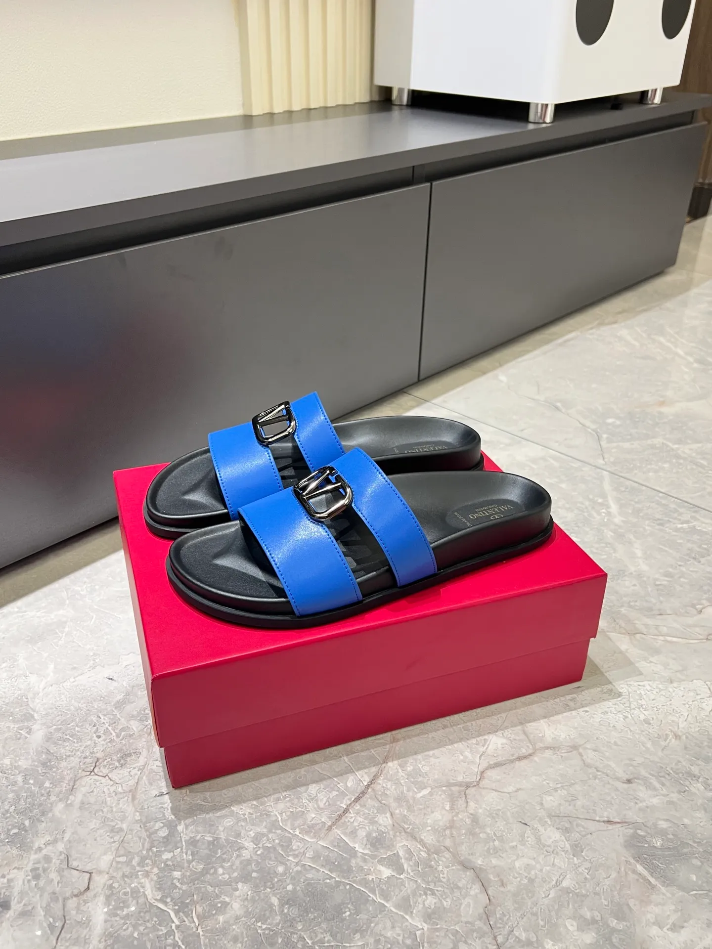 Men's shoes 💰p300 VALENTINO Men's 🧍‍♂️ Spring and summer new style metal logo flat slippers, elegant sandals, the same style worn by celebrities, original molding, imported calfskin. Rubber outsole. Soft and durable, full set of counter packaging size: 39-44 (.45.46 customized)